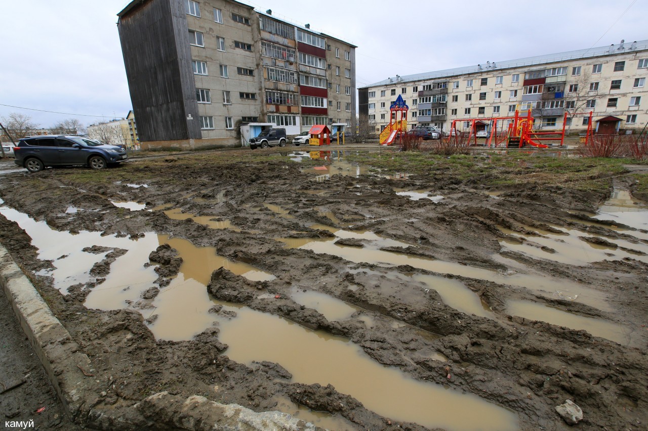 камуй. :: Грязный Сахалин :: Двор напротив дома по ул.Комсомольской,36