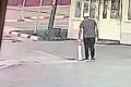 В Долинске неизвестный украл дорожный столбик