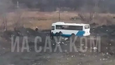 Подростки разбили окна автобуса в Аниве