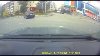 В Южно-Сахалинске кран-балка сорвала дорожные знаки и уронила столб