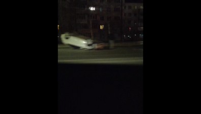 На Комсомольской в Южно-Сахалинске ночью перевернулся автомобиль