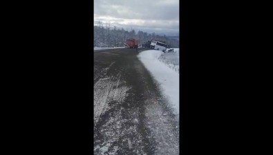 Автобус с пассажирами попал в ДТП на скользкой сахалинской дороге