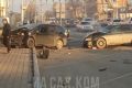 Легковушка вылетела на тротуар после аварии в Южно-Сахалинске