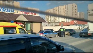 Легковушка вылетела на тротуар после аварии в Южно-Сахалинске
