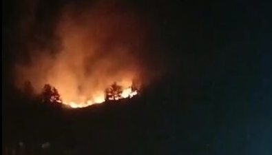 В Горнозаводске загорелась сопка рядом с домом культуры