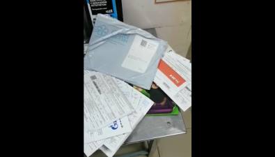 Почтальон в Новой Деревне бросает квитанции и письма в магазине
