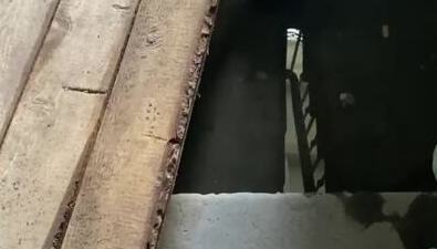 Жильцы дома в Холмске ночью заступят в караул, чтобы не "утонуть"