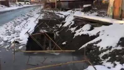 Южносахалинцы обеспокоены ямой с поврежденным ограждением
