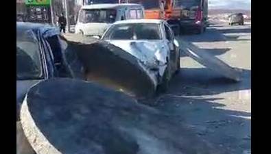 В Южно-Сахалинске железобетонный груз упал с фуры на легковые автомобили