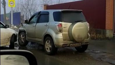 Столкнувшиеся автомобили перегородили полосу в Дальнем