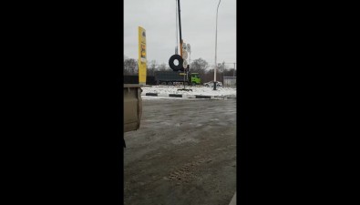 Контейнер с огромными шинами опрокинулся на дороге в Южно-Сахалинске