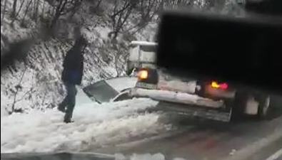 На обледеневшей после дождя сахалинской дороге одно ДТП за другим