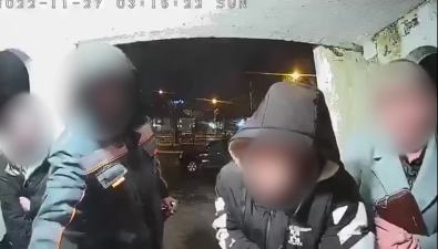 Группа неизвестных ночью взломала дверь в одном из домов Южно-Сахалинска