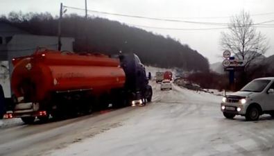 Грузовики не могут проехать по скользкому подъему в Холмске