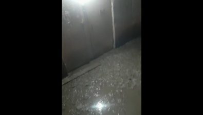 Жильцы дома в Южно-Сахалинске выходят из подъезда в лужу со льдом