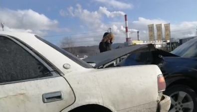 На проспекте Мира в Южно-Сахалинске разбились две легковушки