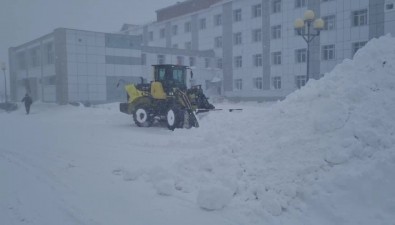 В Охинском районе борются с последствиями снегопада