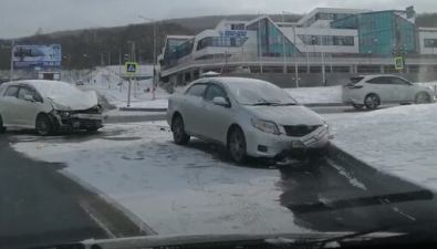 В Южно-Сахалинске возле ледовой арены произошло ДТП
