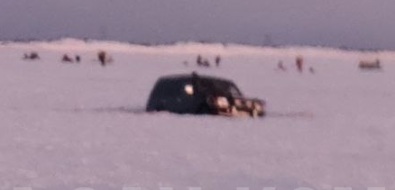 Внедорожник провалился под лед в заливе Байкал на севере Сахалина