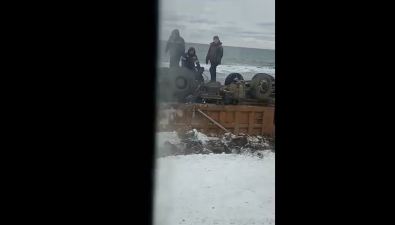 Самосвал с углем вылетел с дороги и перевернулся на западном побережье Сахалина