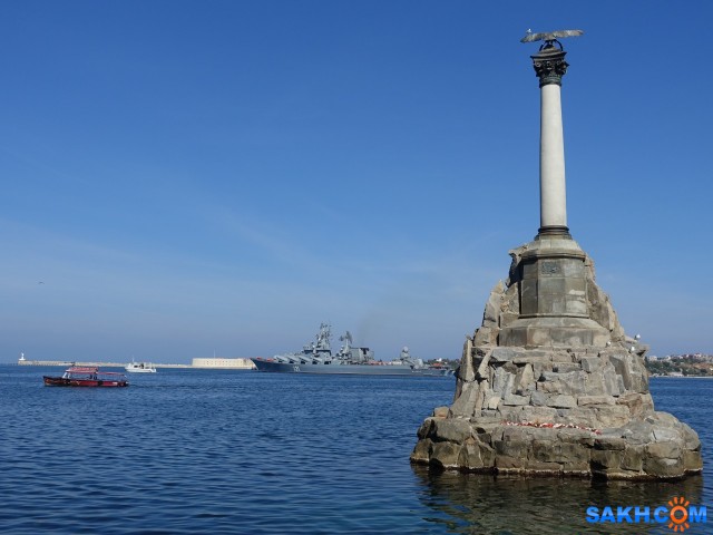 Гвардейский ракетный крейсер «Москва» выходит из Севастополя