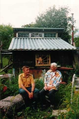 Лето 2003 г., мы с Владимиром Павловичем Мизинцевым на его даче

Просмотров: 2319
Комментариев: 0