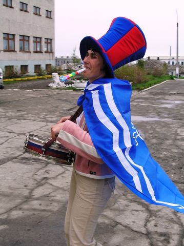 Наш единственный болельщик. Человек-барабан
Фотограф: Полищук Алексей
Нашего единственного болельщика команда лишилась, когда организаторы заставили ввести в состав женщину.

Просмотров: 1357
Комментариев: 0