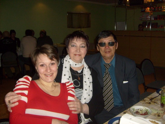 Я с директором и начальником отдела  на гулянке!!
Сколлегами на корпоротивной вечеринке

Просмотров: 11965
Комментариев: 1