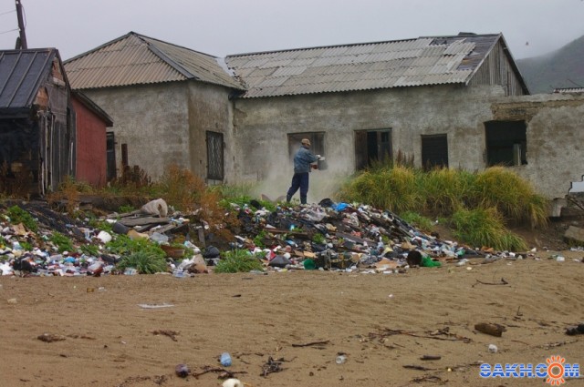 Вот так местные жители Взморья решают проблему мусора. Море все смоет.