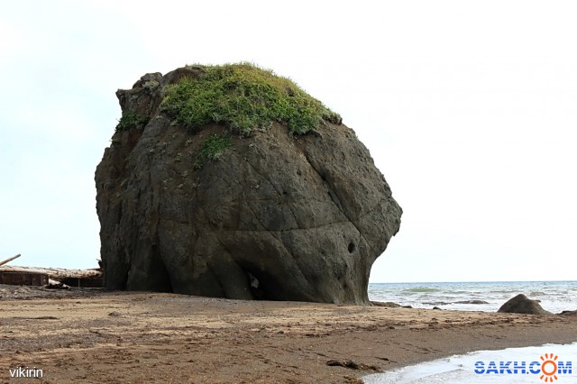 Камень-скала в Тангах