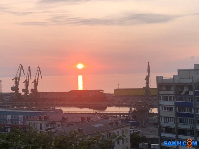Закат сегодня в Холмске. Вид на торговый порт.
