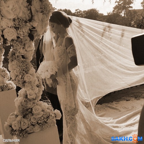 Задумайся...
А ты представь - она больше не твоя. По утрам с ней просыпаешься не ты... Сонная, целует не тебя. Не к тебе спешит. Не тебе рассказывает, как прошёл её день. И ногтями... по спине... не по твоей...
Страшно? Тогда береги её, чтобы потом не пришлось беречь воспоминания...

Просмотров: 1206
Комментариев: 2