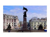 За власть советов!
Памятник борцам за власть Советов во Владивостоке – это многофигурная композиция из бронзы, состоящая из трех монументов. Центральная, осевая скульптура красноармейца-трубача, возвышается над площадью на 30 м, по обеим сторонам от нее расположены скульптурные группы: правая – партизанам, сражавшимся в 1922 году, левая посвящена революционным событиям 1917 года. На фасаде главного постамента высечены слова: "Борцам за власть Советов на Дальнем Востоке. 1917-1922 гг.". На противоположной грани постамента насечены слова из Дальневосточной песни: "Этих дней не смолкнет слава, не померкнет никогда! Партизанские отряды занимали города".

Просмотров: 337
Комментариев: 0