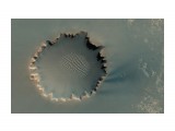 Название: m08_0873
Фотоальбом: Марсианские пейзажи.
Категория: Природа
Описание: Кратер Виктория в Meridiani Planum. Кратер составляет примерно 800 метров в диаметре. Слоистые осадочные породы отложились вдоль внешней стены кратера, а на дне кратера видны валуны, отколовшиеся от стены кратера. В пределах стен этого кратера взорвался марсоход НАСА.

Просмотров: 541
Комментариев: 1