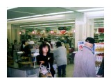 Название: Японский супермаркет
Фотоальбом: Фото сделаные в Японии
Категория: Люди
Фотограф: Mamonton
Описание: На фото в нижнем левом углу стоят станочки по упаковыванию покупок .
Кто из покупателей хочет - может подойти и по-прочнее упаковать свою покупку в пищевую плёнку или в прочные пакеты и даже картонные коробки - это если далеко ехать до дома .
Процедура по упаковыванию покупки БЕСПЛАТНАЯ !   
Цены на фрукты в основном в межсезонье меняются , но не значительно !  На хлебобулочные изделия цена стабильная !
А пиво и горячительные напитки - как стоили по тем ценам , так ещё 5 лет ничего не поменяется !

Просмотров: 1888
Комментариев: 0