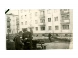 Название: Черёмушки, у клуба туристов...
Фотоальбом: Памяти Владлена Донова(24.XII.1935 - 09.III.2007гг.)
Категория: История
Описание: Владлен Донов, обучение тонкостям фотосъёмки...начало 60-х годов прошлого века.

Просмотров: 1570
Комментариев: 0